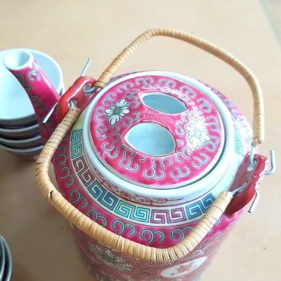 Vintage Chinese Rose Medallion Porcelain Tea Pot and Dozen (12) Tea Cups . - Picture 5 of 10